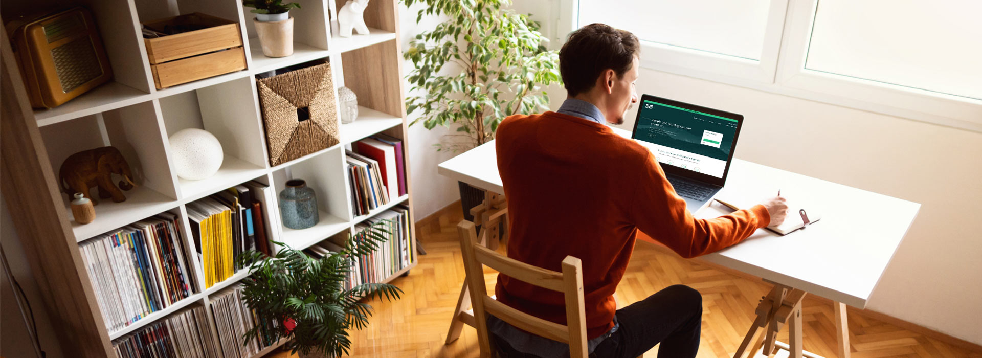 hispanic man logging into highlands bank on his laptop at home
